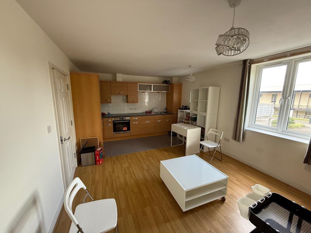 Lot: 58 - FLAT FOR INVESTMENT - Kitchen and living room